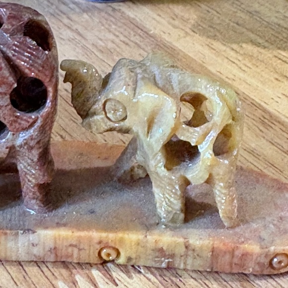 Vintage Hand-Carved~ Row of 3 Elephants Soapstone Figurines 🐘 - Picture 13 of 17